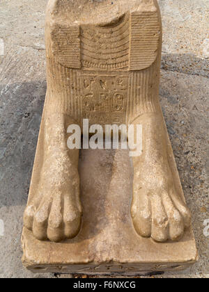 Piedi di Sphinx in rovina nel museo a cielo aperto in Kom al Shuqafa catacombe, Alessandria, costa Nord di Egitto Foto Stock