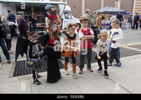I bambini giocano a un gioco a un quartiere festa di Halloween in Windsor Terrace, Brooklyn, New York. Foto Stock