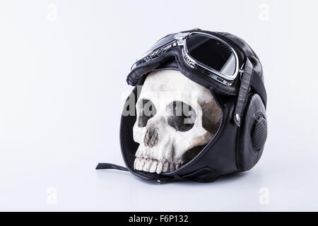 Cranio isolato e casco Foto Stock