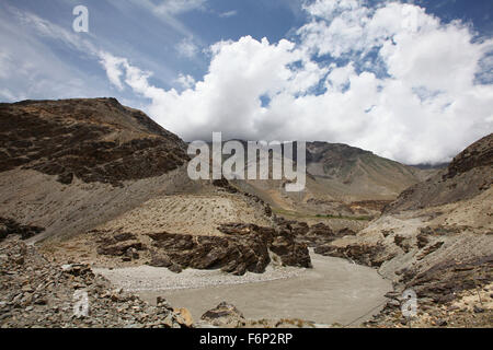 SPITI VALLEY - vista delle montagne e nuvole sul modo di Sumdo villaggio in Himachal Pradesh, India Foto Stock