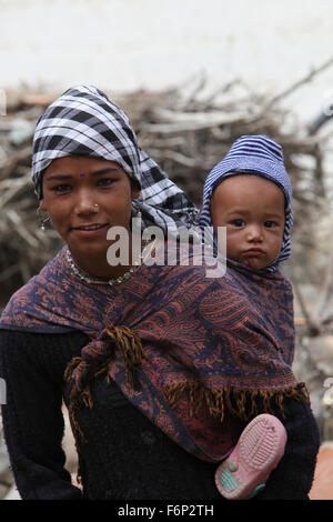 SPITI VALLEY - Madre bambino portando sulla schiena in Tabo Village, Himachal Pradesh, India Foto Stock