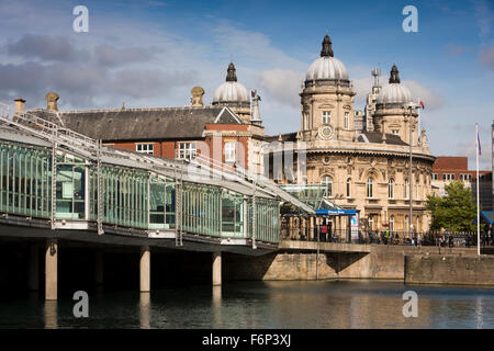 Regno Unito, Inghilterra, nello Yorkshire, Hull, Princes Dock Shopping Centre e il Museo Marittimo in ex uffici del Dock Foto Stock