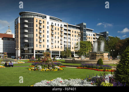 Regno Unito, Inghilterra, nello Yorkshire, Hull, Carr Lane, Queens Gardens, floreali piantare, fontane e BBC building Foto Stock