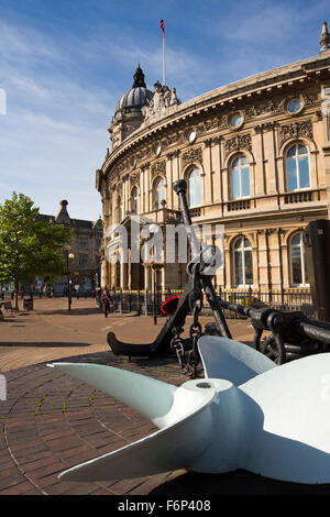 Regno Unito, Inghilterra, nello Yorkshire, Hull, Carr Lane, al Museo Marittimo della marina mercantile e di ancoraggio propellor memoriale di guerra Foto Stock