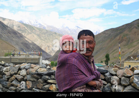 SPITI VALLEY - Grand Padre portando grand figlio nel villaggio Gyu Himachal Pradesh , India Foto Stock