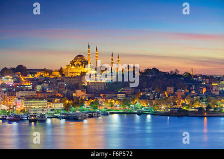 Istanbul. Immagine di Istanbul con la Moschea di Suleymaniye durante il tramonto. Foto Stock