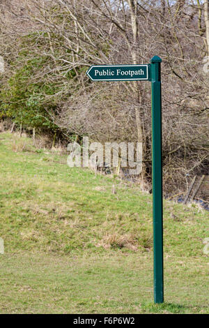 Sentiero pubblico segno nella campagna per camminatori e ramblers, Derbyshire, Peak District, England, Regno Unito Foto Stock