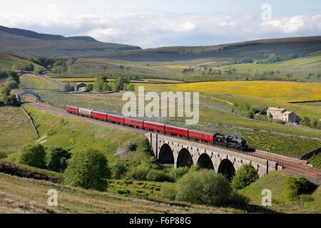 Lunds viadotto, accontentarsi di Carlisle Railway. Locomotiva a vapore LMS Giubileo Classe Leander 45690. Attraversamento di Lunds viadotto. Foto Stock
