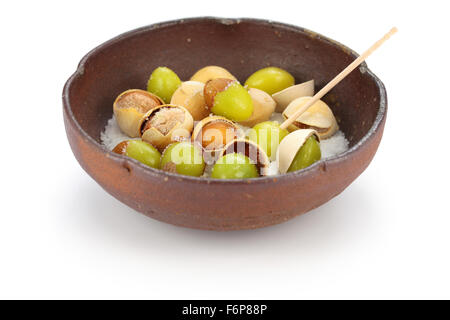 Sale arrosto di ginkgo dadi, il cibo giapponese isolati su sfondo bianco Foto Stock