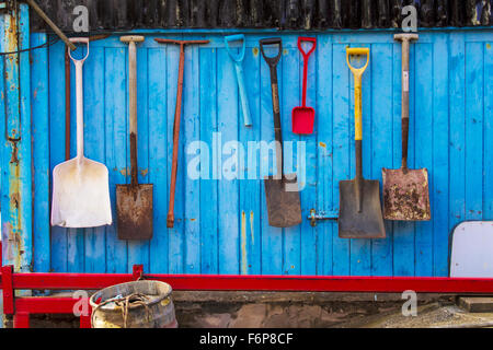 Colorato di blu e di rosso la parete con interessanti picche. Foto Stock