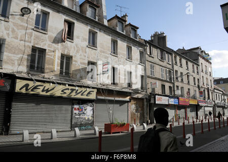 Solo pochi passanti durante le operazioni di un anti-terrorismo unità in Saint-Denis, una cittadina a nord di Parigi, 18 novembre 2015. Le scuole e le imprese sono chiusi. In un sette ore di operazione di polizia contro i complici degli assassini di Parigi due sospetti sono stati uccisi. Una donna si è fatta esplodere in aria come forze speciali di assalto di un appartamento a Saint-Denis, a nord di Parigi. Foto: Peter Zschunke/dpa Foto Stock
