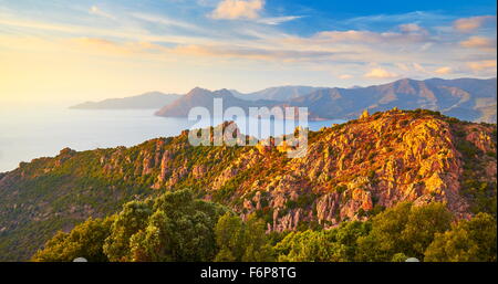 Les Calanches, vulcanico rocce rosse formazioni montagne, Piana, Corsica, Francia, UNESCO Foto Stock