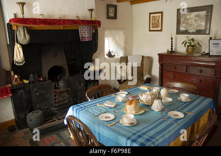 Cottage cucina, Cheddleton Flint Mill, Cheddleton, Stoke-on-Trent, Staffordshire, Inghilterra, Regno Unito Europa. Soggiorno in stile vittoriano. Museo. Foto Stock