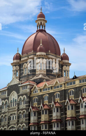 MUMBAI, India - 9 ottobre 2015: Taj Mahal Palace Hotel di Mumbai, India. Questo hotel a cinque stelle è stato aperto in 1903 ed hanno 560 r Foto Stock