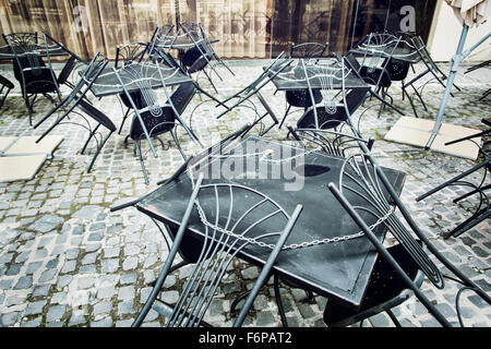 Set di metallo giardino con sedie e tavoli nel ristorante. Esso è chiuso. Outdoor street scene. Foto Stock