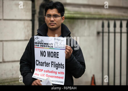 Londra, Regno Unito. Xviii Nov, 2015. Un attivista del movimento per la giustizia proteste al di fuori il nigeriano Alta commissione di Londra contro chartered deportazione voli per la Nigeria. Credito: Mark Kerrison/Alamy Live News Foto Stock