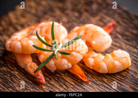 Close up di gamberi con rosmarino Foto Stock