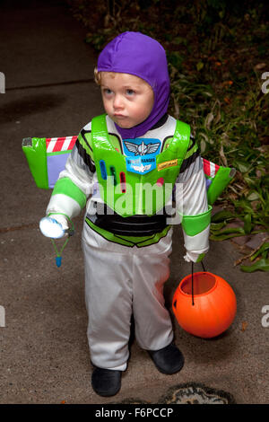 Giovane ragazzo in Buzz Lightyear Halloween trucco o treater costume. St  Paul Minnesota MN USA Foto stock - Alamy