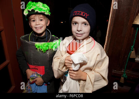 I ragazzi in Trick or Treat Halloween costumi di immondizia. St Paul Minnesota MN USA Foto Stock