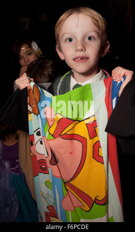 Trucco in costume o treater mantiene la sua Halloween Candy borsa. St Paul Minnesota MN USA Foto Stock