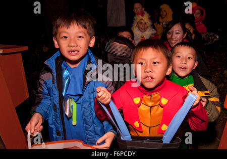 Americano asiatico trucco per bambini o trattare in costumi di Halloween. St Paul Minnesota MN USA Foto Stock