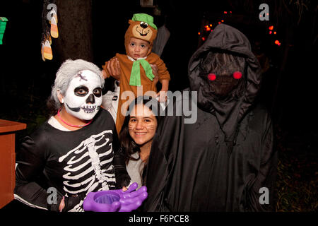 Scary trucchi o trattare in costume gatto scheletro Halloween bambini. St Paul Minnesota MN USA Foto Stock