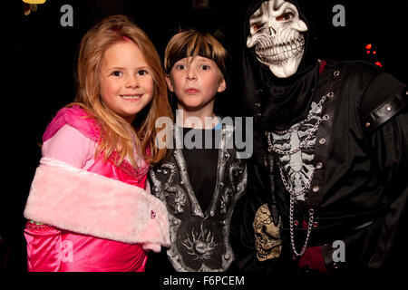 Costume di Halloween fuori goblin trick e il trattamento. St Paul Minnesota MN USA Foto Stock