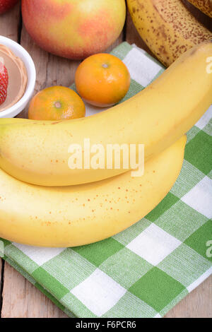 Mandarino, banane e mele, salute cibo fresco close up Foto Stock