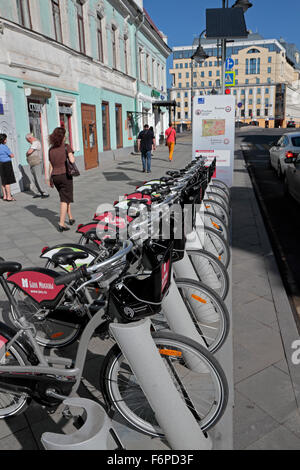 Una fila di pubblico di Mosca bike a noleggio biciclette a Mosca, in Russia. Foto Stock