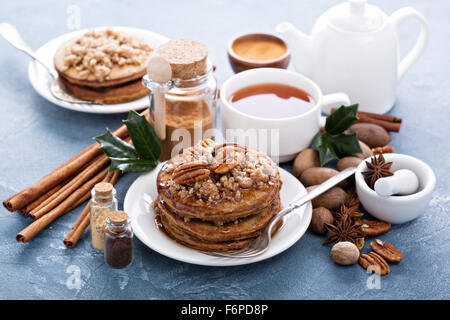 La cannella e spezie pancake con strato di crumble e noci pecan Foto Stock