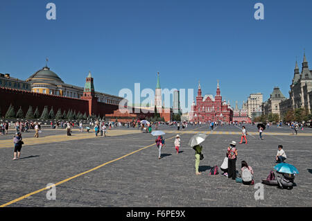 Vista generale di tutta la Piazza Rossa con il Cremlino a sinistra e i grandi magazzini GUM a destra, Mosca, Russia. Foto Stock