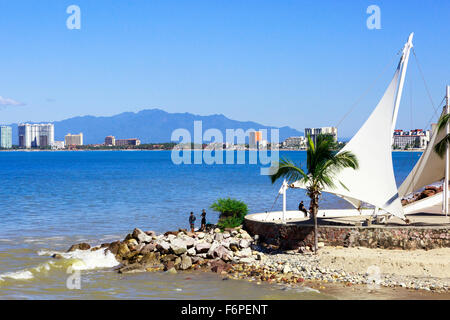 Baia di Banderas dal lungomare e dal lungomare a el centro distretto di Puerto Vallarta, Messico con la Sierra Madre Mountain Foto Stock