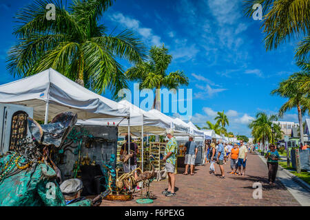 Persone che passeggiano arts festival nella soleggiata Florida, la visione artistica della vita di mare hanno ispirato l'arte e il decor, godendo lo stile di vita Foto Stock