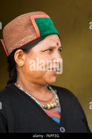 Donna indiana in abito tradizionale e verde rampouri hat dalla regione himalayana di Himachal Pradesh Foto Stock