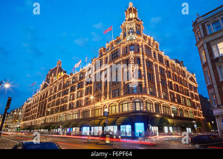 I famosi magazzini Harrods illuminata di sera a Londra Foto Stock