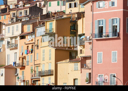 Case colorate facciate nella città di Mentone, Provenza, Francia Foto Stock
