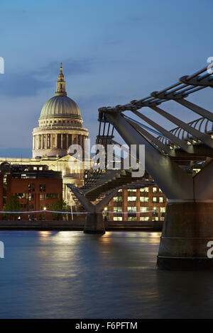 La cattedrale di St Paul e il Millennium Bridge di Londra di sera Foto Stock