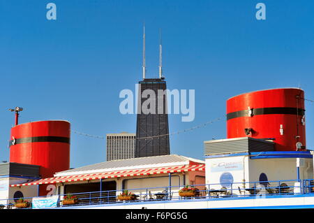 Le due pile su Chicago North Avenue Beach House bookend il John Hancock Building. Il beach house è un punto di riferimento della città di Chicago, Illinois, Stati Uniti d'America. Foto Stock