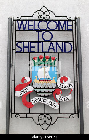 Welcome to Shetland segno raffigurante una nave vichinga, Lerwick Harbour Isole Shetland Scozia UK Foto Stock