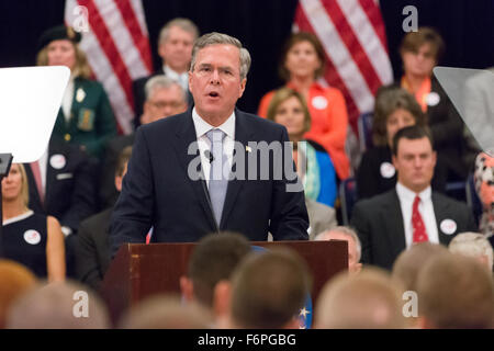 Charleston, Carolina del Sud, Stati Uniti d'America. Xviii Nov, 2015. Ex Governatore della Florida e candidato presidenziale repubblicano Jeb Bush risolve gli studenti per la sua politica estera durante un indirizzo alla cittadella Club repubblicano Novembre 18, 2015 a Charleston, Carolina del Sud. Il Citadel Military College è diventato un must per i candidati Repubblicani a dare la pietra angolare della politica estera indirizzo. Credito: Planetpix/Alamy Live News Foto Stock