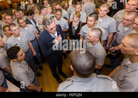 Charleston, Carolina del Sud, Stati Uniti d'America. Xviii Nov, 2015. Ex Governatore della Florida e candidato presidenziale repubblicano Jeb Bush Cittadella saluta gli studenti che hanno seguito la sua politica estera indirizzo per la Cittadella Club repubblicano Novembre 18, 2015 a Charleston, Carolina del Sud. Il Citadel Military College è diventato un must per i candidati Repubblicani a dare la pietra angolare della politica estera indirizzo. Credito: Planetpix/Alamy Live News Foto Stock