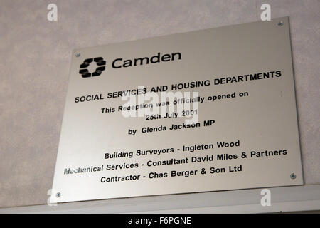 Camden, Londra, Regno Unito. Xviii Nov, 2015. Una placca di installato quando Camden Consiglio relativo alloggiamento ed assistenza sociale e gli uffici sono stati aperti da Glenda Jackson MP nel 2001. Credito: Mark Kerrison/Alamy Live News Foto Stock