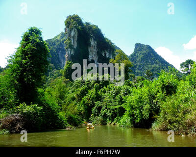 Rafting sul fiume/escursioni in canoa lungo il Fiume Sok in Khao Sok National Park riserva naturale in Phuket, Tailandia Foto Stock