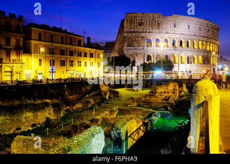 Il Colosseo e le rovine del Ludus Magnus, Roma Italia Foto Stock