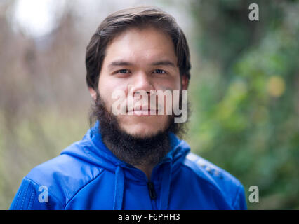 Garmisch-Partenkirchen (Germania). 17 Nov, 2015. Mohammad (26) da Kabul in Afghanistan illustrati nel centro di accoglienza per i rifugiati a Garmisch-Partenkirchen (Germania), 17 novembre 2015. I rifugiati sono difficilmente in grado di prendere qualsiasi oggetti personali con il loro lungo viaggio. Fotografie e immagini su smart e i telefoni cellulari sono in gran parte la sola cosa che i rifugiati possono portare con loro che ricorda loro che sono ex vita nei loro paesi di origine. Foto: Angelika Warmuth/dpa/Alamy Live News Foto Stock