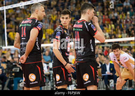 Lodz, Polonia. 18 Novembre, 2015. Klemen Cebulj (C) di cucine Lube Civitanova nella foto durante la partita contro la PGE Skra Belchatow nel 2016 CEV DenizBank Champions League. Cucine Lube batte Skra Belchatow 3-1. Credito: Marcin Rozpedowski/Alamy Live News Foto Stock