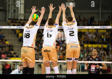 Lodz, Polonia. 18 Novembre, 2015. Team PGE Skra Belchatow blocchi durante la partita contro la Cucine Lube Civitanova nel 2016 CEV DenizBank Champions League. Cucine Lube batte Skra Belchatow 3-1. Credito: Marcin Rozpedowski/Alamy Live News Foto Stock