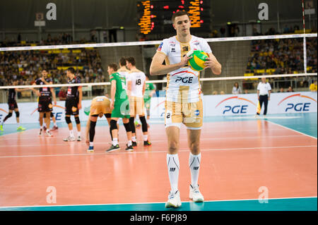 Lodz, Polonia. 18 Novembre, 2015. Mariusz Wlazly della PGE Skra Belchatów nella foto durante la partita contro la Cucine Lube Civitanova nel 2016 CEV DenizBank Champions League. Cucine Lube batte Skra Belchatow 3-1. Credito: Marcin Rozpedowski/Alamy Live News Foto Stock