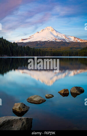 Impostazione sole sul Monte Cofano da Trillium Lago, Cascade Mountains, Oregon, Stati Uniti d'America Foto Stock