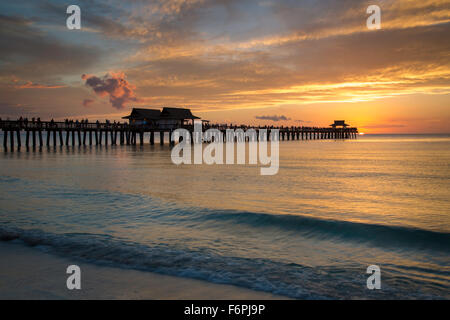 Tramonto colorato su Napoli Molo, Naples, Florida, Stati Uniti d'America Foto Stock